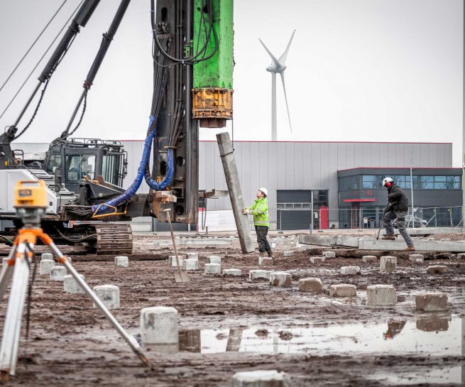 bouwvakkers heipalen slaan