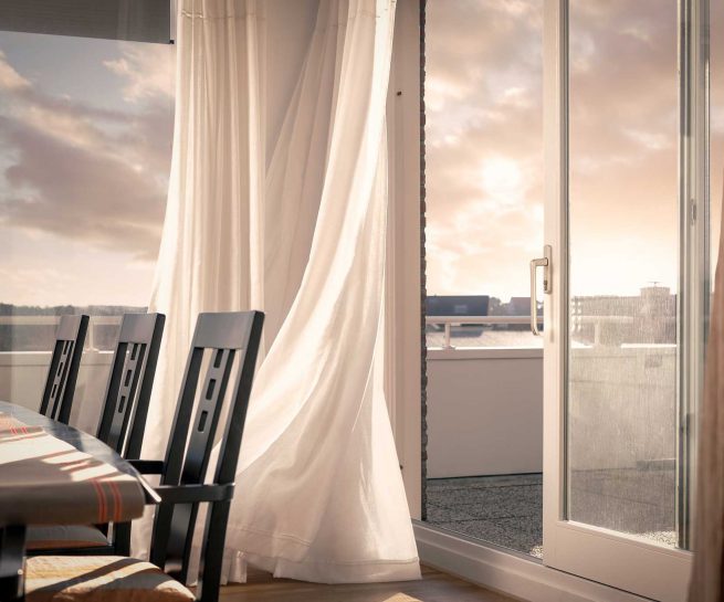 open deur met wind door gordijn