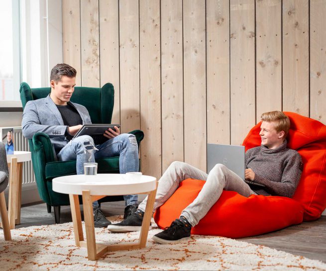 lachende werknemers met laptops