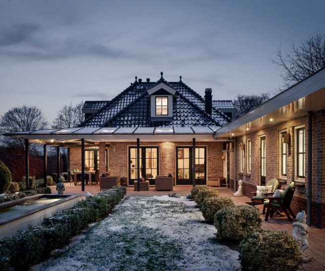 schermering foto van achtertuin villa